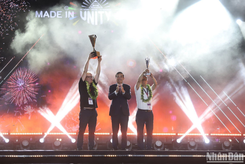 Da Nang Chairman Le Trung Chinh presents the cups to the first-placed and second-placed teams of the Da Nang International Fireworks Festival.