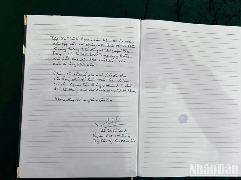 The words in the condolence book read “Nhan Dan Newspaper’s leaders, officials, reporters, editors, and staff deeply mourn General Secretary Nguyen Phu Trong, an outstanding leader and a respected journalist. We will always remember your words on the role of the Party newspaper, that it must always take the lead in Vietnam’s revolutionary press.”
