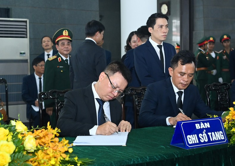 Editor-in-chief Le Quoc Minh writes in the condolence book.