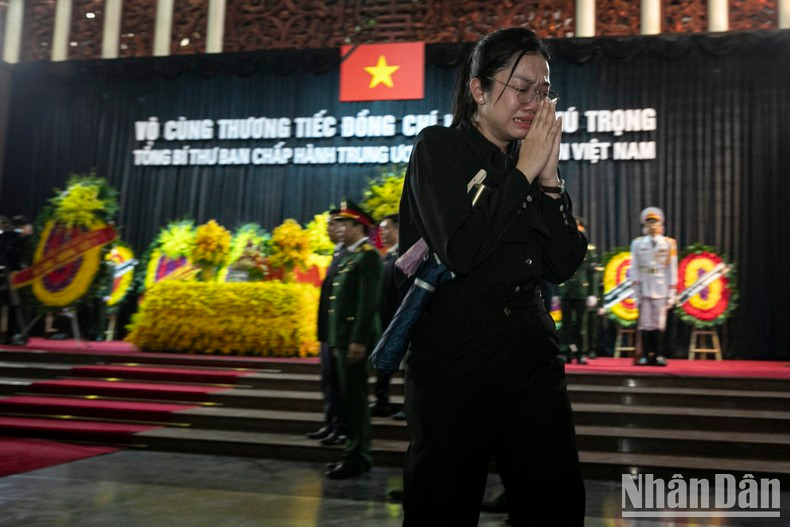 Many young people burst into tears when paying their respects to General Secretary Nguyen Phu Trong. Many young people burst into tears when paying their respects to General Secretary Nguyen Phu Trong.