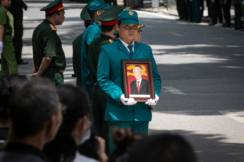 People carry the portrait of General Secretary Nguyen Phu Trong in commemoration of the great leader. People carry the portrait of General Secretary Nguyen Phu Trong in commemoration of the great leader.