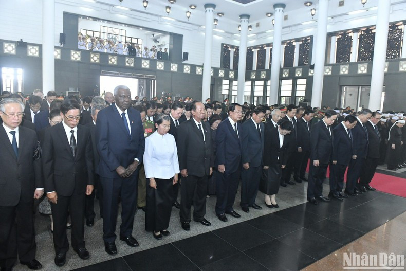 Delegates observe a minute of silence to commemorate General Secretary Nguyen Phu Trong. Delegates observe a minute of silence to commemorate General Secretary Nguyen Phu Trong.