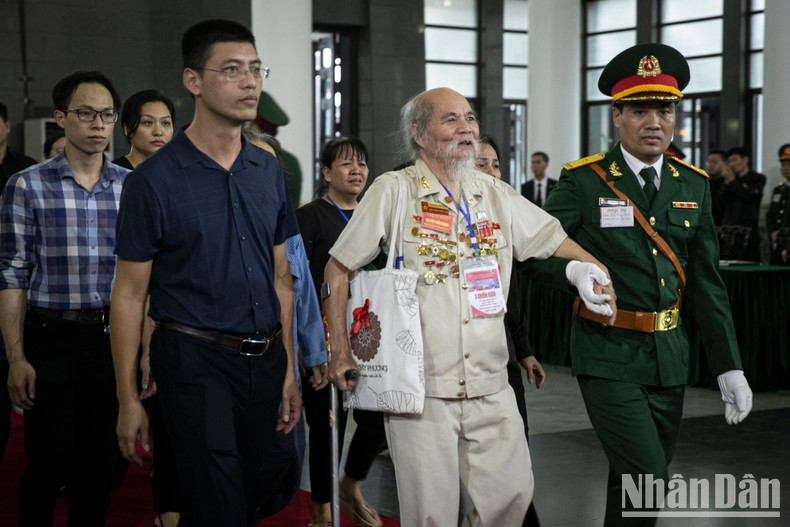 A veteran pays his last respects to General Secretary Nguyen Phu Trong. A veteran pays his last respects to General Secretary Nguyen Phu Trong.