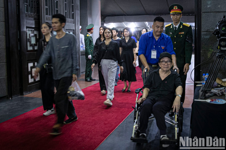 Despite having movement difficulty, this man still goes to the National Funeral Home to pay his respects to General Secretary Nguyen Phu Trong. Despite having movement difficulty, this man still goes to the National Funeral Home to pay his respects to General Secretary Nguyen Phu Trong.