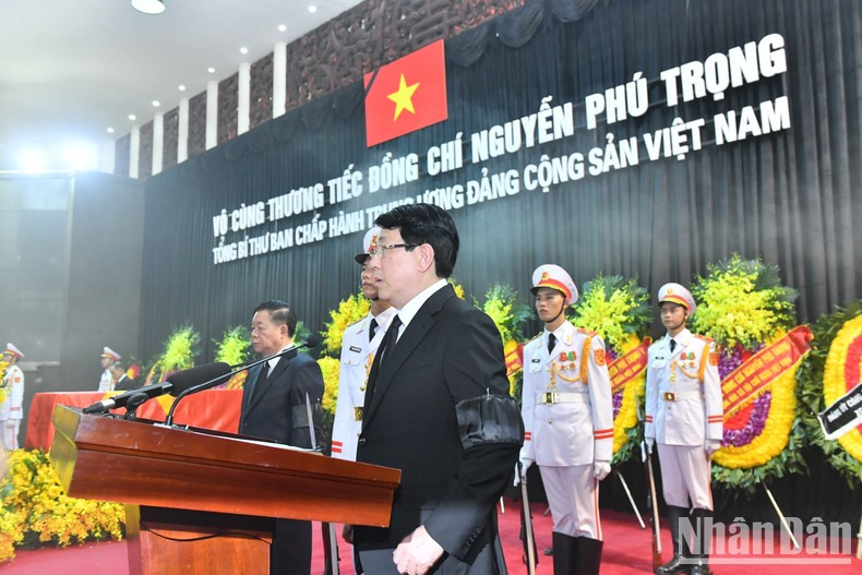 Luong Cuong, Politburo member and permanent member of the Secretariat, administers the memorial service. Luong Cuong, Politburo member and permanent member of the Secretariat, administers the memorial service.