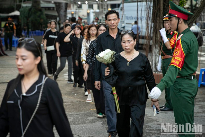Many brought lotus flowers with them as offerings to General Secretary Nguyen Phu Trong. Many brought lotus flowers with them as offerings to General Secretary Nguyen Phu Trong.