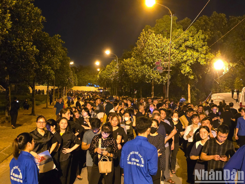 At 10:30pm, the line of people still spanned about 2 kilometres from the Lai Da Village gate to National Highway 5. At 10:30pm, the line of people still spanned about 2 kilometres from the Lai Da Village gate to National Highway 5.