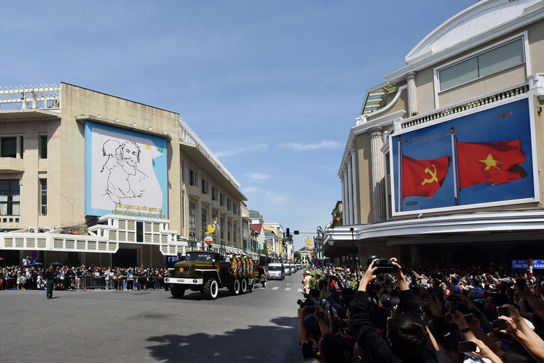 The procession moves past the Trang Tien – Hang Bai – Hang Khay intersection. The procession moves past the Trang Tien – Hang Bai – Hang Khay intersection.