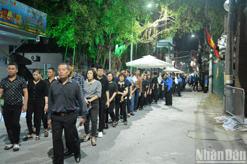 A long line of people waiting to pay respects to General Secretary Nguyen Phu Trong in Lai Da Village. A long line of people waiting to pay respects to General Secretary Nguyen Phu Trong in Lai Da Village.
