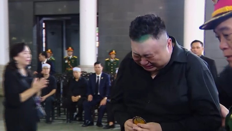 Min Young Kim, from the Republic of Korea, could not hold back his tears when paying his respects to General Secretary Nguyen Phu Trong. Min Young Kim, from the Republic of Korea, could not hold back his tears when paying his respects to General Secretary Nguyen Phu Trong.