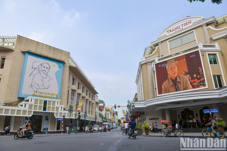 Many large screens in Hanoi show a documentary on General Secretary Nguyen Phu Trong.