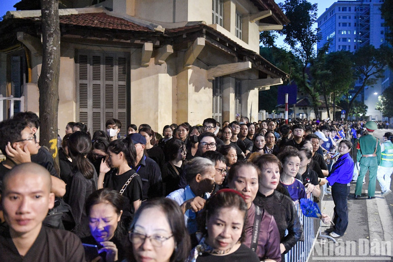 More and more people headed towards the National Funeral Home as the clock ticked towards midnight. More and more people headed towards the National Funeral Home as the clock ticked towards midnight.