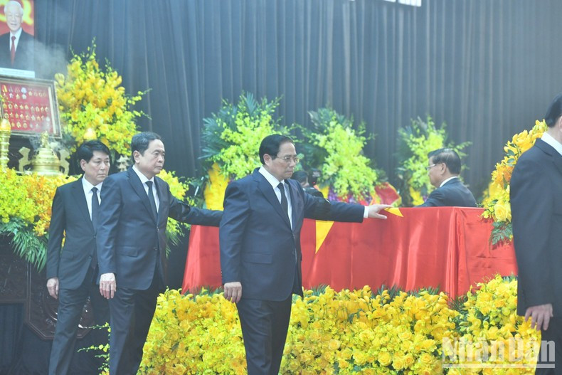 Party and State leaders walk around the coffin to pay their final respects to General Secretary Nguyen Phu Trong. Party and State leaders walk around the coffin to pay their final respects to General Secretary Nguyen Phu Trong.