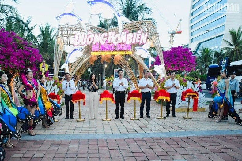 Delegates cut the ribbon to open the Da Nang beach flower walk. Delegates cut the ribbon to open the Da Nang beach flower walk.