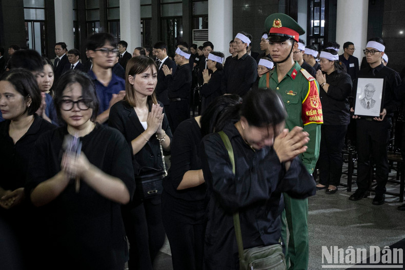 People could not hold their tears when paying respects to General Secretary Nguyen Phu Trong. People could not hold their tears when paying respects to General Secretary Nguyen Phu Trong.