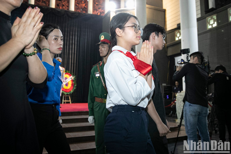 Pupils wearing red scarves pay their respects to General Secretary Nguyen Phu Trong. Pupils wearing red scarves pay their respects to General Secretary Nguyen Phu Trong.