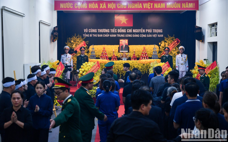At 11pm on July 25, many were still waiting to pay their respects to General Secretary Nguyen Phu Trong in Lai Da. At 11pm on July 25, many were still waiting to pay their respects to General Secretary Nguyen Phu Trong in Lai Da.