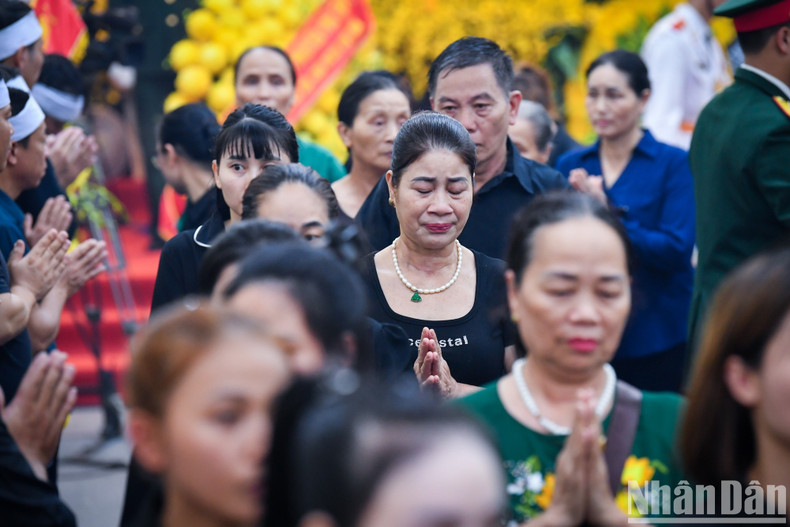 People from other localities came to Lai Da to pay their respects to General Secretary Nguyen Phu Trong. People from other localities came to Lai Da to pay their respects to General Secretary Nguyen Phu Trong.