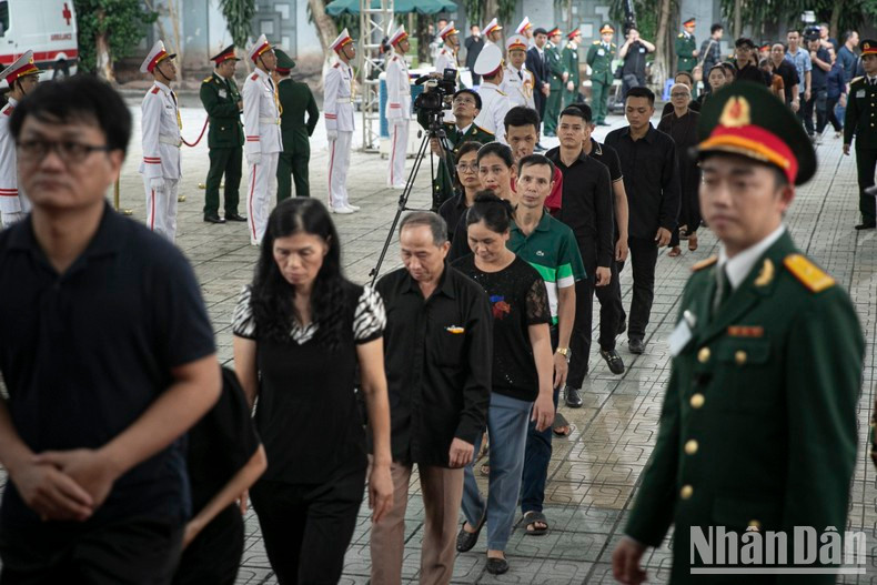 At 6pm sharp, people began to go inside the National Funeral Home to pay respects to General Secretary Nguyen Phu Trong. At 6pm sharp, people began to go inside the National Funeral Home to pay respects to General Secretary Nguyen Phu Trong.