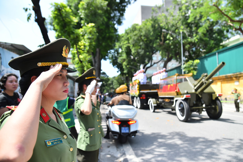 The hearse is made from a 122mm howitzer and drawn by a truck carrying the Vietnamese People’s Army Honour Guards. The hearse is made from a 122mm howitzer and drawn by a truck carrying the Vietnamese People’s Army Honour Guards.