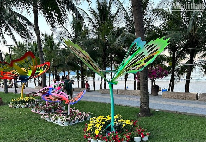 An art installation on the flower walk. An art installation on the flower walk.