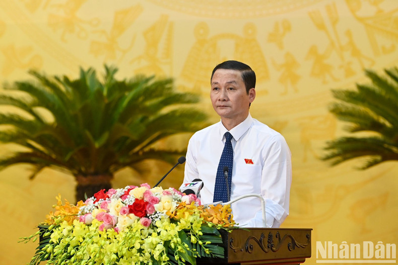 Thanh Hoa People’s Committee Chairman Do Minh Tuan presents a report on socio-economic development in the first six months of 2024.