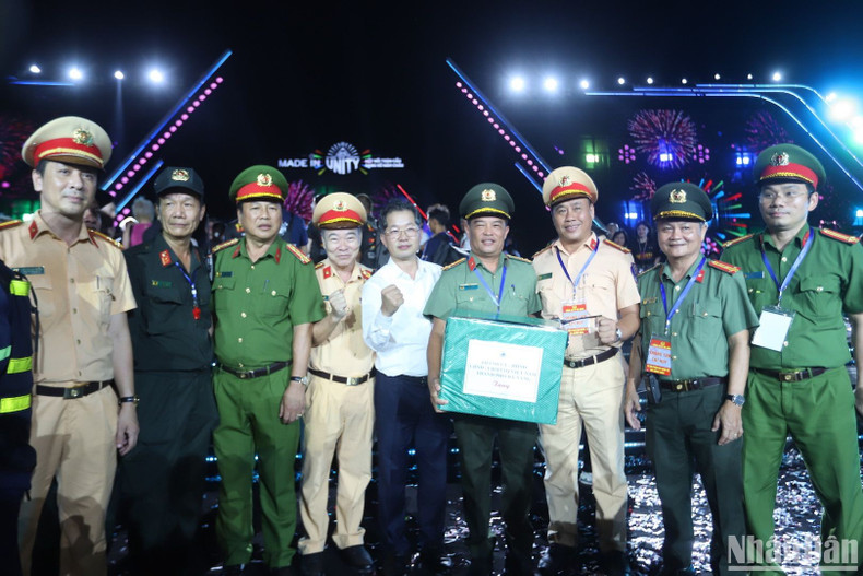 Da Nang Party Secretary Nguyen Van Quang presents gifts to police officers, who helped ensure security for the event.