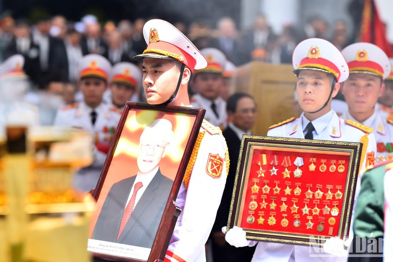 Military personnel carry the portrait of General Secretary Nguyen Phu Trong and the orders awarded to him. Military personnel carry the portrait of General Secretary Nguyen Phu Trong and the orders awarded to him.