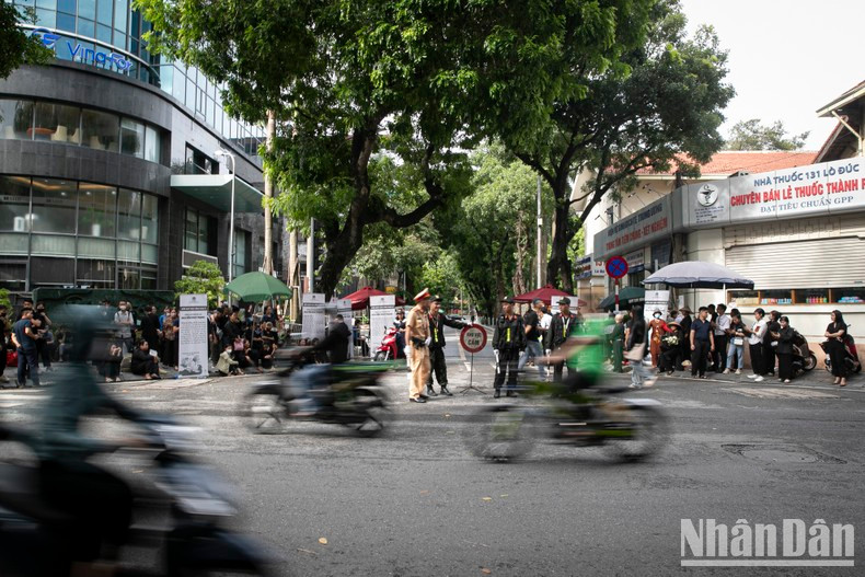 According to the organisers, the public were allowed to go inside the National Funeral Home from 6pm on July 25. According to the organisers, the public were allowed to go inside the National Funeral Home from 6pm on July 25.