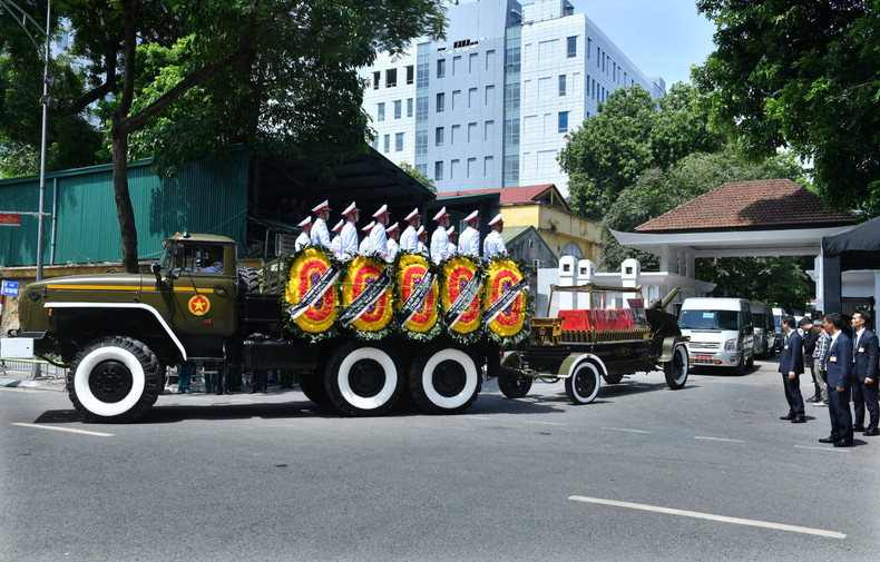 The hearse carrying the coffin of General Secretary Nguyen Phu Trong leaves the National Funeral Home following the memorial service. The hearse carrying the coffin of General Secretary Nguyen Phu Trong leaves the National Funeral Home following the memorial service.