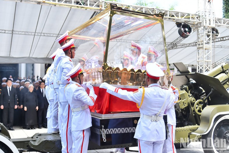 The coffin of General Secretary Nguyen Phu Trong is moved to the hearse. The coffin of General Secretary Nguyen Phu Trong is moved to the hearse.