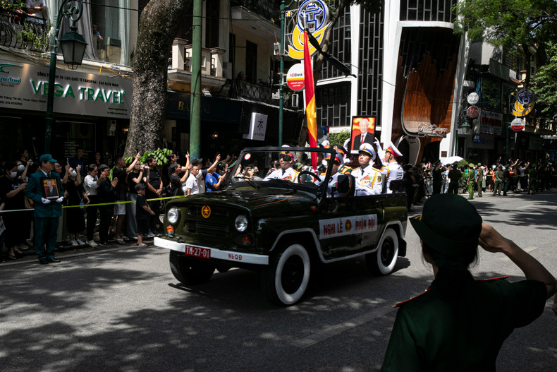 People on both sides of the street show their respect as the convoy moves past Trang Thi Street. People on both sides of the street show their respect as the convoy moves past Trang Thi Street.