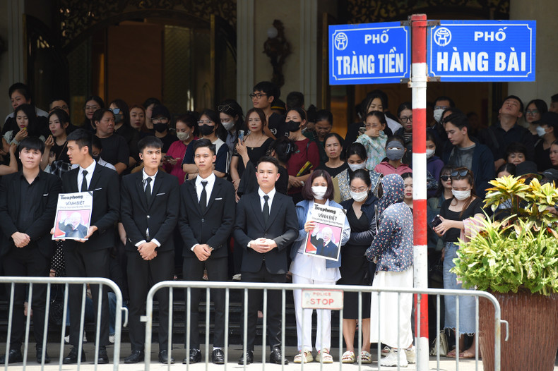 In the streams of people bidding farewell to General Secretary Nguyen Phu Trong, there are not only veteran revolutionaries and senior citizens but also young people with a love for the late Party leader. In the streams of people bidding farewell to General Secretary Nguyen Phu Trong, there are not only veteran revolutionaries and senior citizens but also young people with a love for the late Party leader.