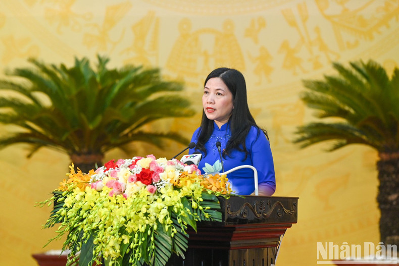 Chairwoman of the Thanh Hoa Fatherland Front Pham Thi Thanh presents a report on voters’ opinions.