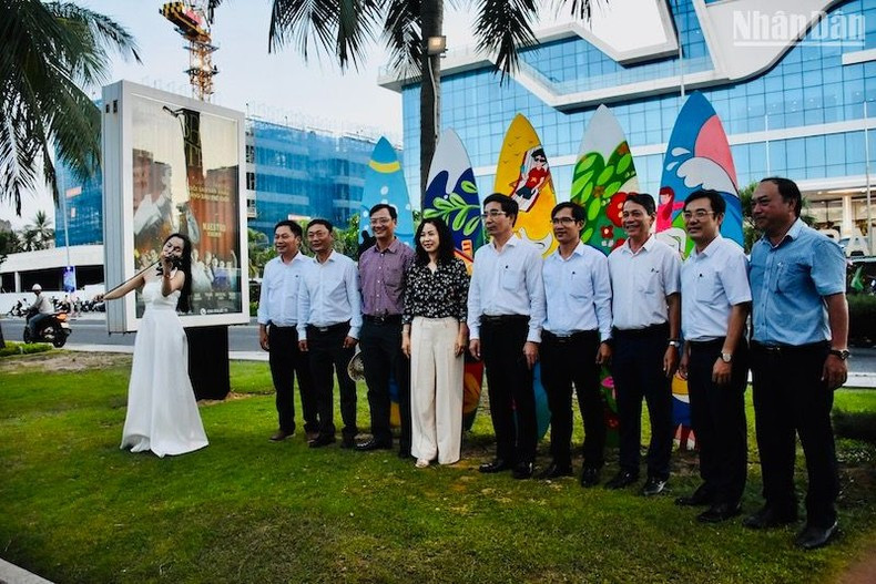 Delegates pose for a photo with musicians who are performing on the flower walk. Delegates pose for a photo with musicians who are performing on the flower walk.