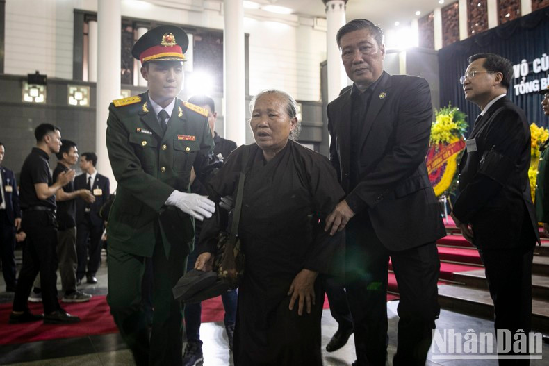 Many old people still managed to attend the funeral despite having mobility difficulties. Many old people still managed to attend the funeral despite having mobility difficulties.