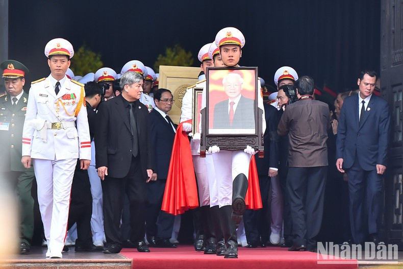 Military personnel carry the portrait of General Secretary Nguyen Phu Trong. Military personnel carry the portrait of General Secretary Nguyen Phu Trong.