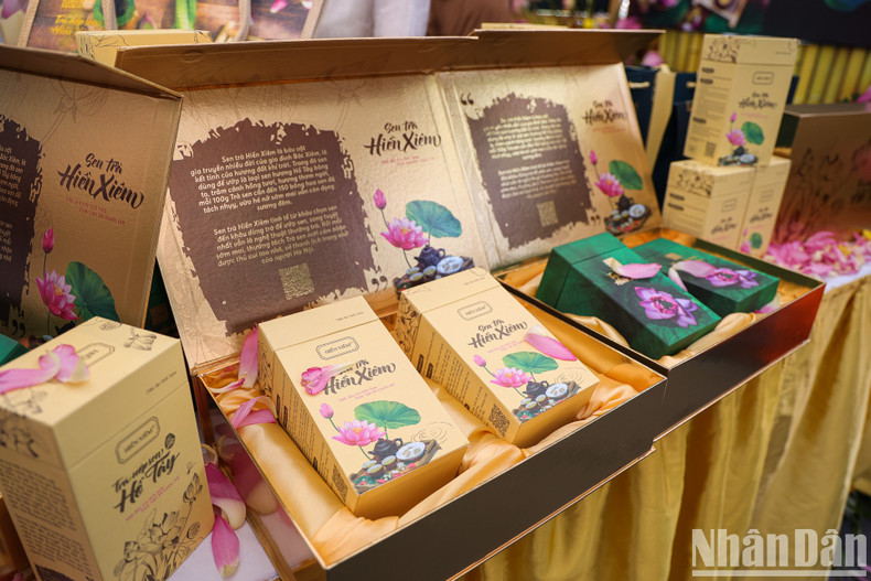A wide range of lotus tea products are displayed at the event.
