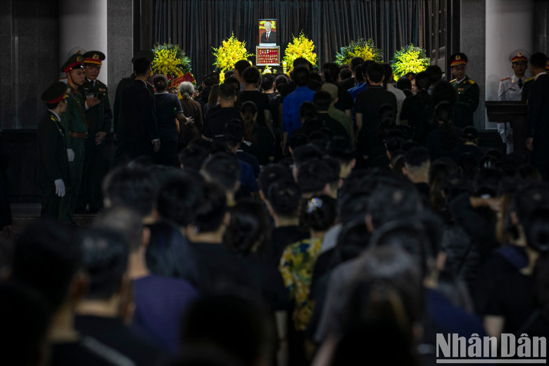 At nearly 10pm, the lines of people were getting longer and longer. At nearly 10pm, the lines of people were getting longer and longer.