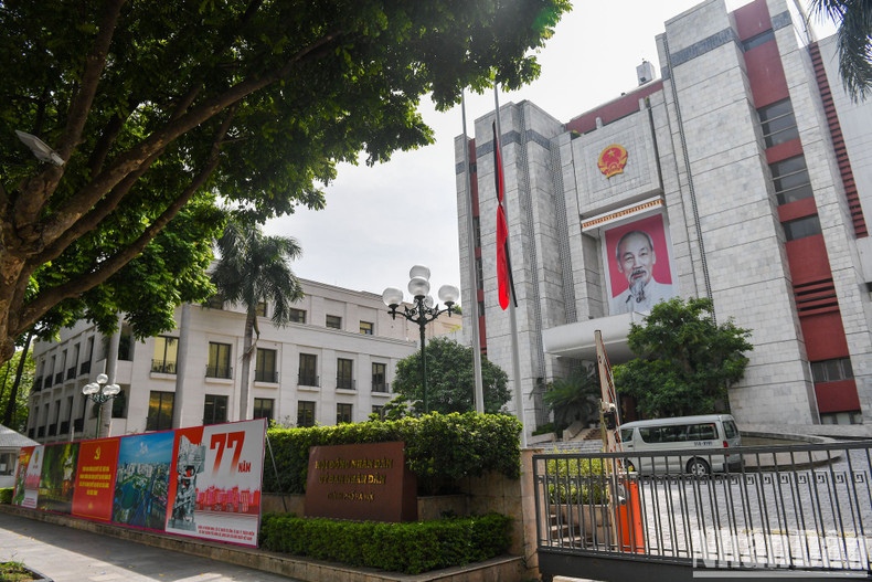 The flag is flown at half-mast at the headquarters of the Hanoi People’s Council and People’s Committee.