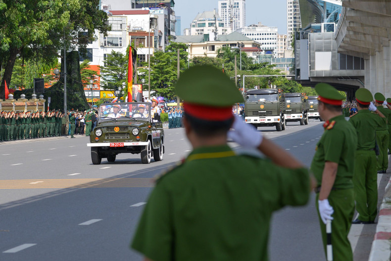 Police officers on duty salute the hearse carrying the coffin of General Secretary Nguyen Phu Trong. Police officers on duty salute the hearse carrying the coffin of General Secretary Nguyen Phu Trong.