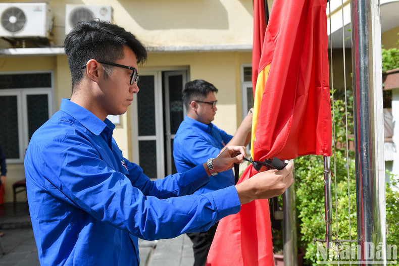 Flags are lowered to half-mast at the Hanoi Youth Union to commemorate General Secretary Nguyen Phu Trong.