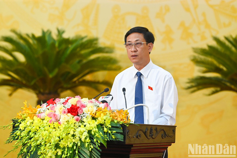 Deputy head of the Thanh Hoa National Assembly delegation Mai Van Hai presents a report on the outcome of the parliament’s 7th plenary meeting.