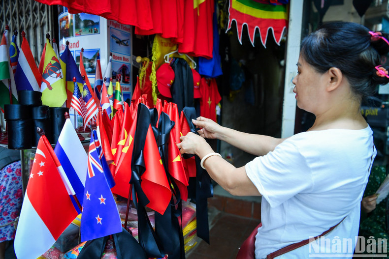 Along Hang Bong Street, many traders sell flags and black ribbons to help with the commemoration of General Secretary Nguyen Phu Trong.