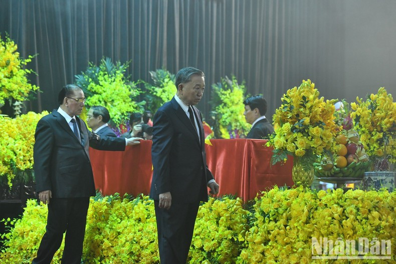 Party and State leaders walk around the coffin to pay their final respects to General Secretary Nguyen Phu Trong. Party and State leaders walk around the coffin to pay their final respects to General Secretary Nguyen Phu Trong.