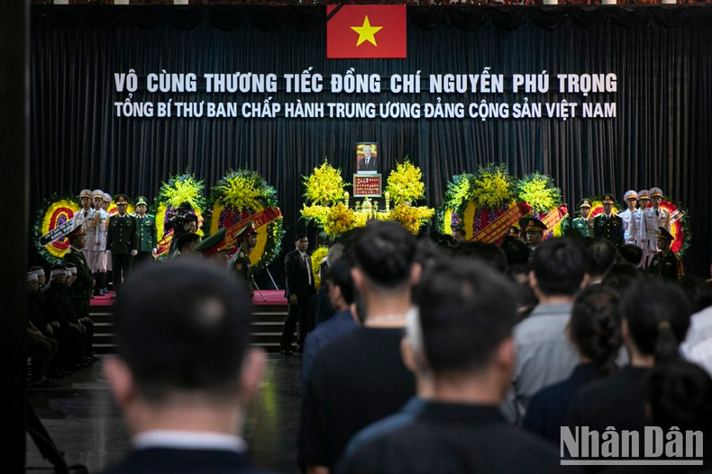 The line of people paying respects to General Secretary Nguyen Phu Trong. The line of people paying respects to General Secretary Nguyen Phu Trong.