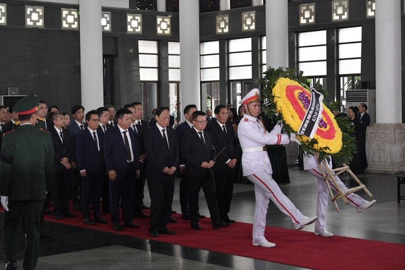 The Nhan Dan delegation enters the funeral home to pay respect to General Secretary Nguyen Phu Trong.