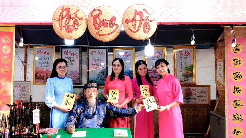 The custom of asking for and giving auspicious Chinese characters.