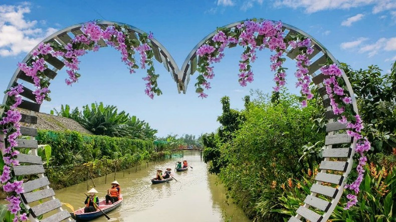 The waterway experience is a highlight of Can Tho’s tourism.