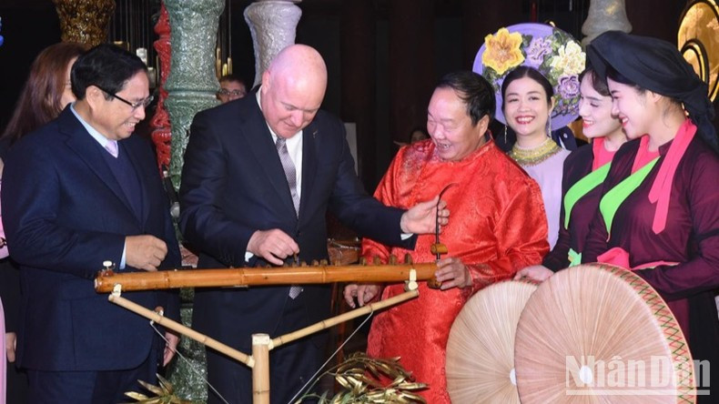 Prime Minister Pham Minh Chinh and his New Zealand counterpart Christopher Luxon enjoy art performances. (Photo: NDO) Prime Minister Pham Minh Chinh and his New Zealand counterpart Christopher Luxon enjoy art performances. (Photo: NDO)